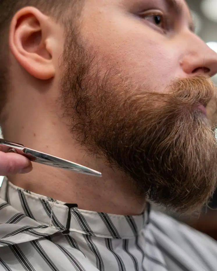 Barba perfilada con tijera, cliente de perfil