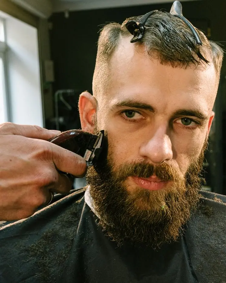 Máquina en la barba, retrato del cliente
